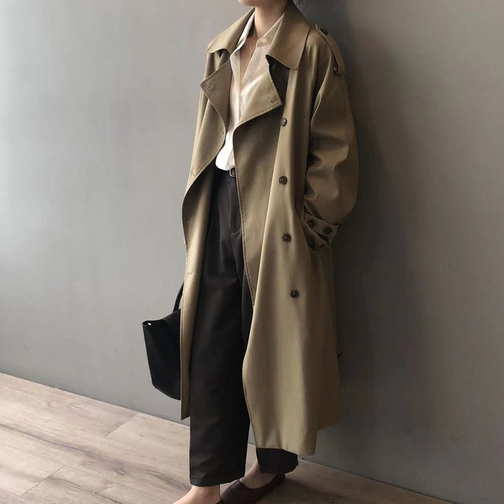Stilfull dobbelspent dame trenchcoat. Vanntett og funksjonell høstjakke/vinterjakke i klassisk design.