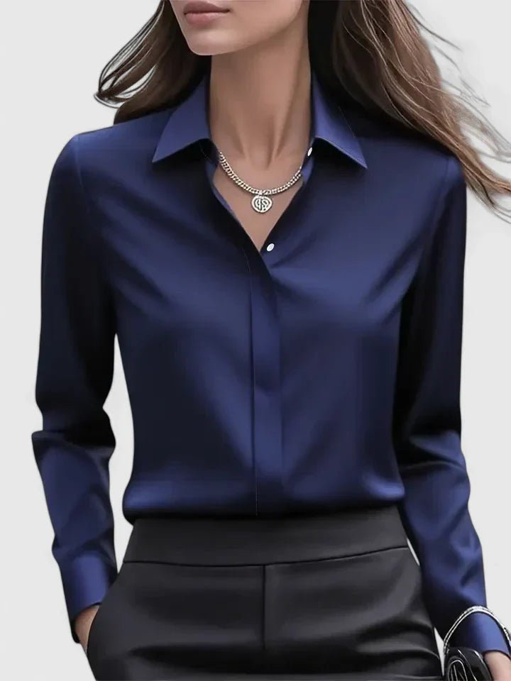 Elegant kvinnebluse i satin med skjult knapplukking. Perfekt for jobb og fest.