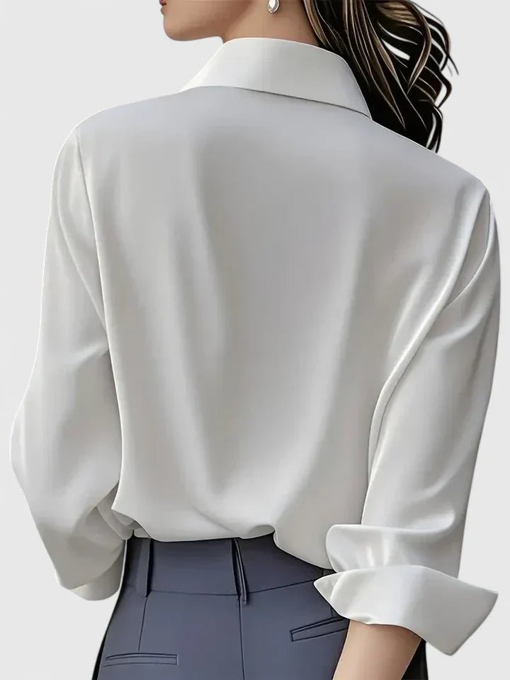 Sofistikert langermet kvinnebluse i satin. Gir en polert look for alle anledninger.