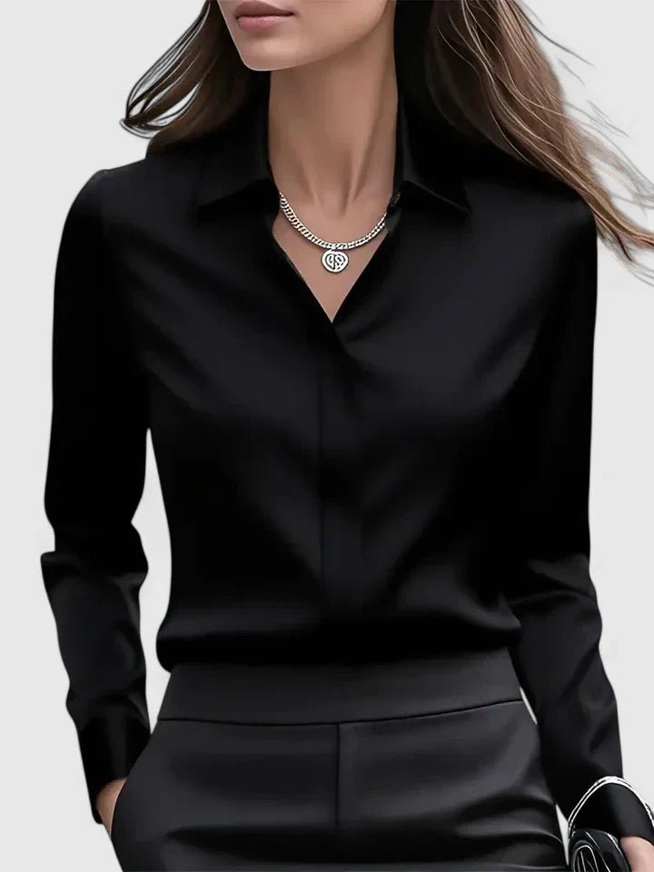 Hverdagseleganse: Kvinnebluse i glatt satin med elegante skjulte knapper.