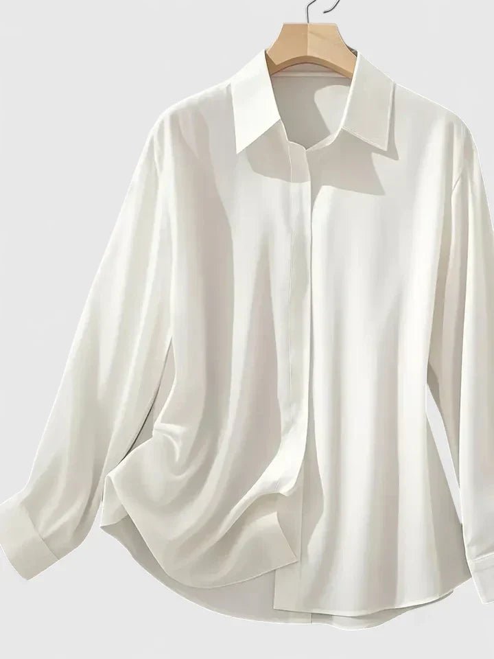 Allsidig satinbluse for business casual og jobbklær. Med stilren skjult knappestolpe.