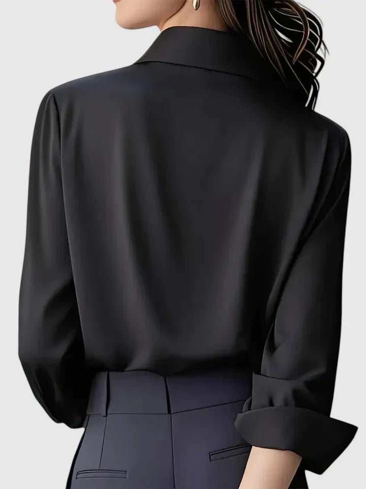 Klassisk skjortebluse i satin for kvinner. Perfekt for kontor og formelle anledninger.