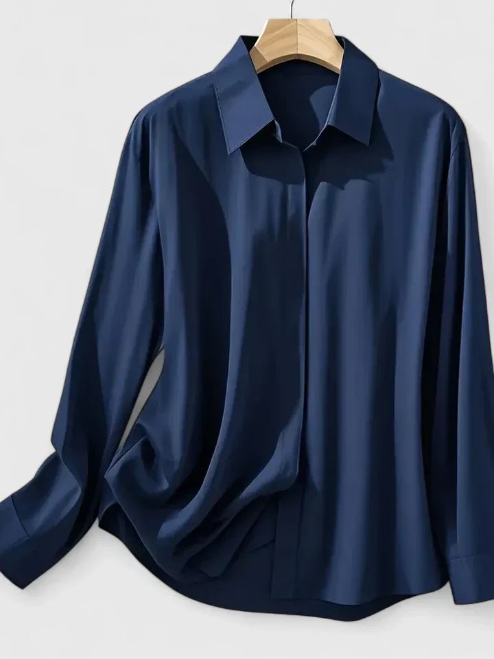Tidløs kvinnebluse i myk satin, langermet og med raffinert skjult knappdesign.