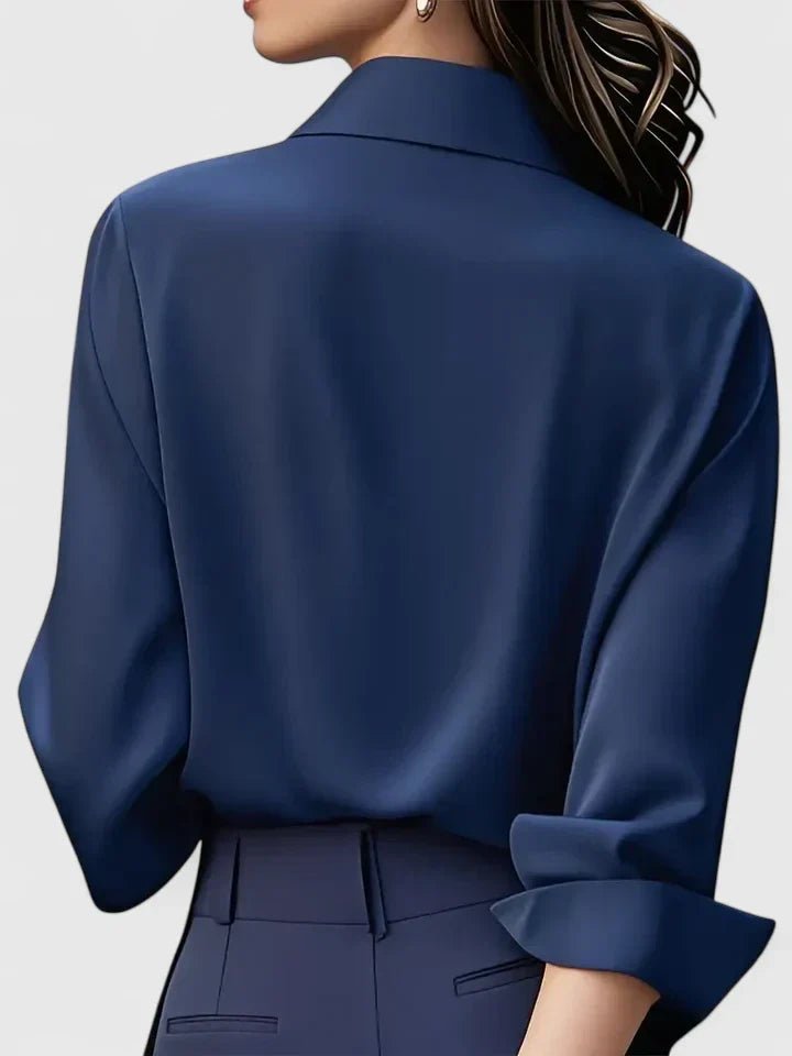 Elegant satinbluse med skjult knapplukking, ideell som jobbklær og til festantrekk.