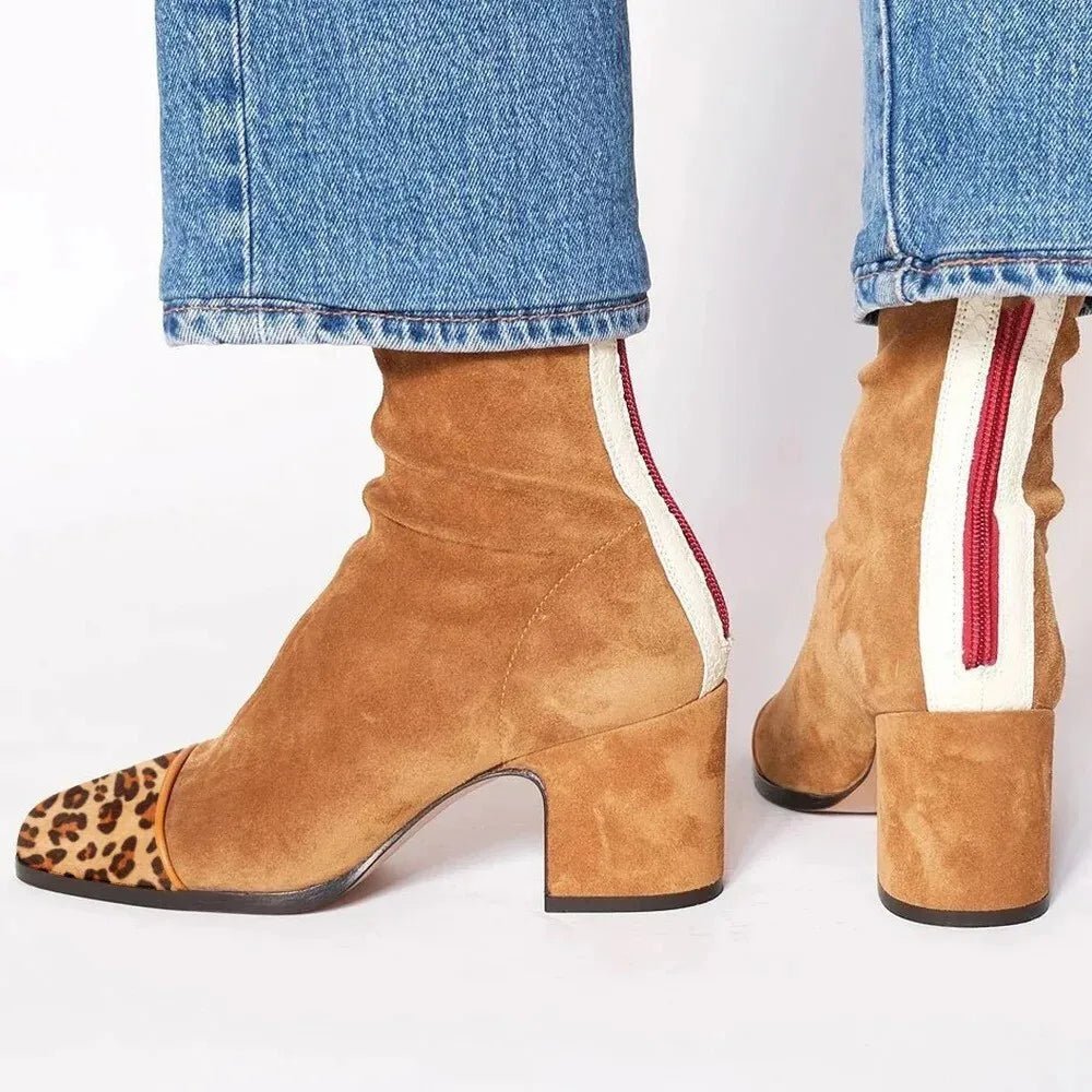 Moderne kvinne ankelstøvler: Trendy square toe, blokkhæl. Essensielle mote støvler for damer med stil.