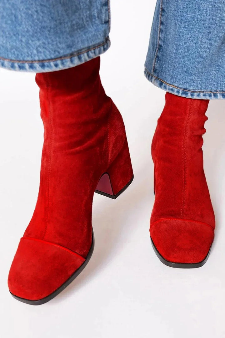 Allsidige sorte ankelstøvler for kvinner. Med blokkhæl og square toe passer de til enhver anledning.