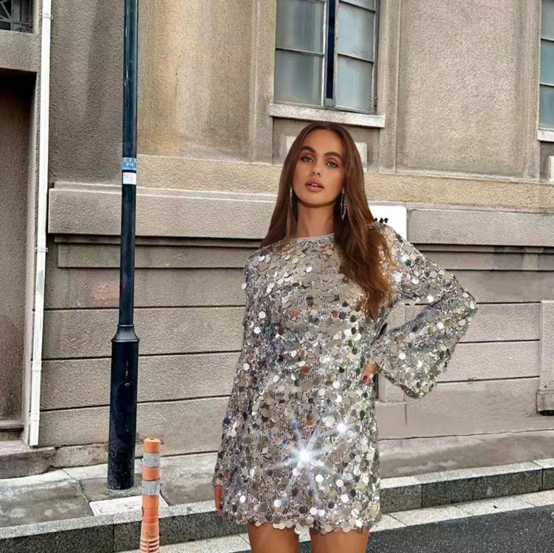 Dame paljettkjole i sølv med lange ermer. Festlig og elegant cocktailkjole for nyttårsaften og party.
