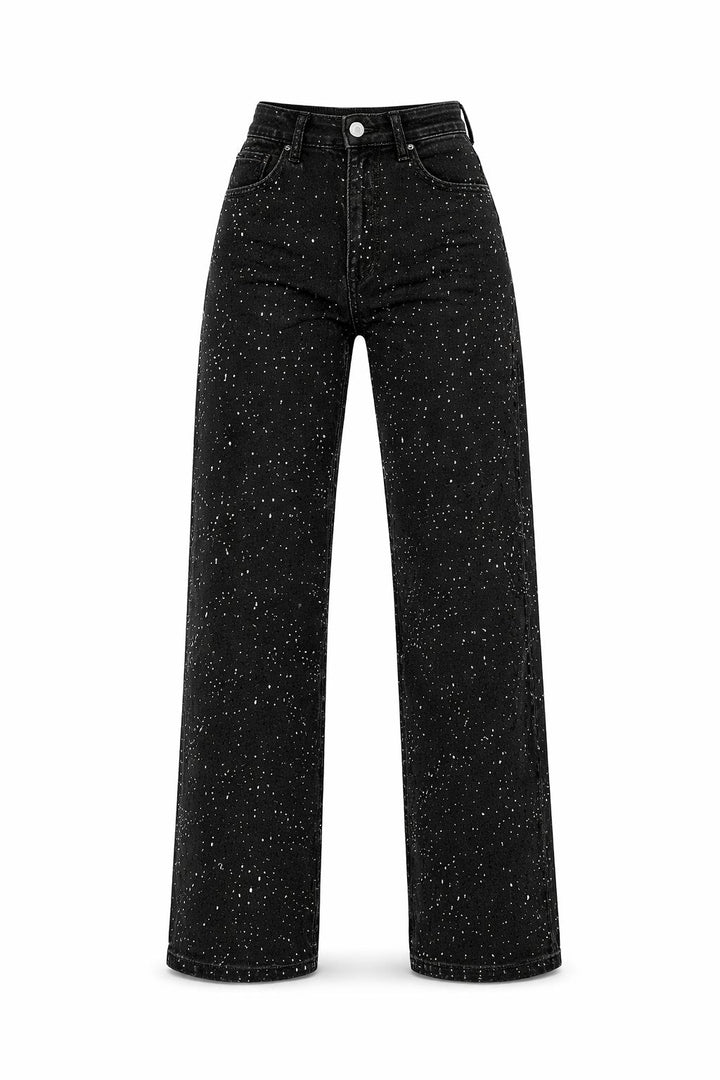 Nærbilde av glitrende stoff på damejeans, fremhever glød og høy midjedesign.