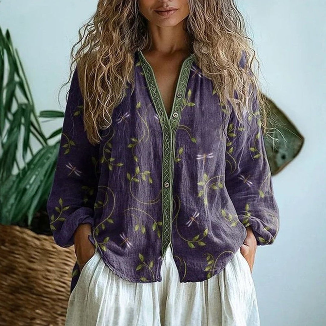 Elegant langermet damebluse med V-hals og feminint blomstertrykk, perfekt for vår og sommer.