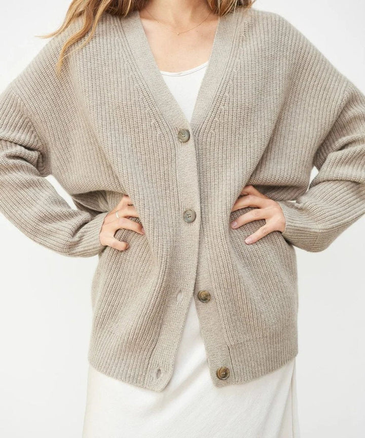 Myk strikket V-hals cashmere cardigan for dame. Klassisk, komfortabel og elegant hverdagsmote.