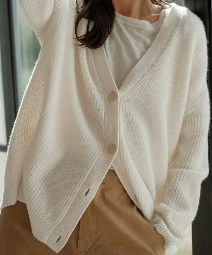 Elegant V-hals damecardigan i myk strikket cashmere. Tidløs design med knapper, perfekt for helårsbruk.