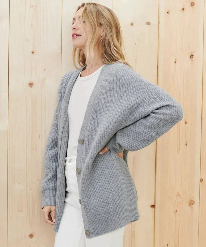 Klassisk V-hals knappecardigan for dame i luksuriøs cashmere. Myk strikket kvalitet, svært komfortabel.