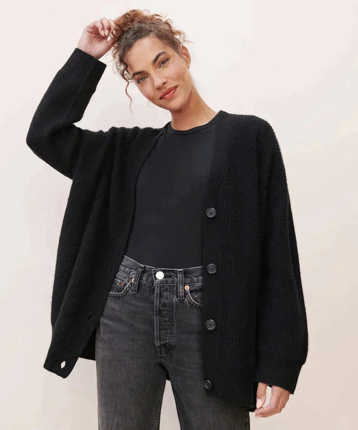 Komfortabel strikket V-hals damecardigan i myk cashmere. Klassisk knappecardigan for elegant stil.