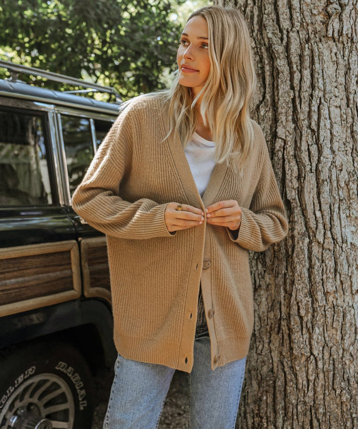 Luksuriøs V-hals damecardigan i strikket cashmere. Elegant, myk og perfekt for både hverdag og fest.