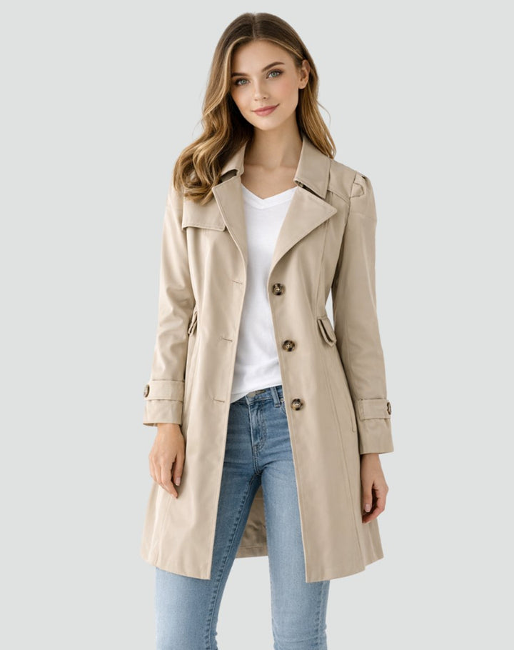 Skreddersydd, elegant trenchcoat for kvinner, perfekt som ytterplagg til kontor og fritid.