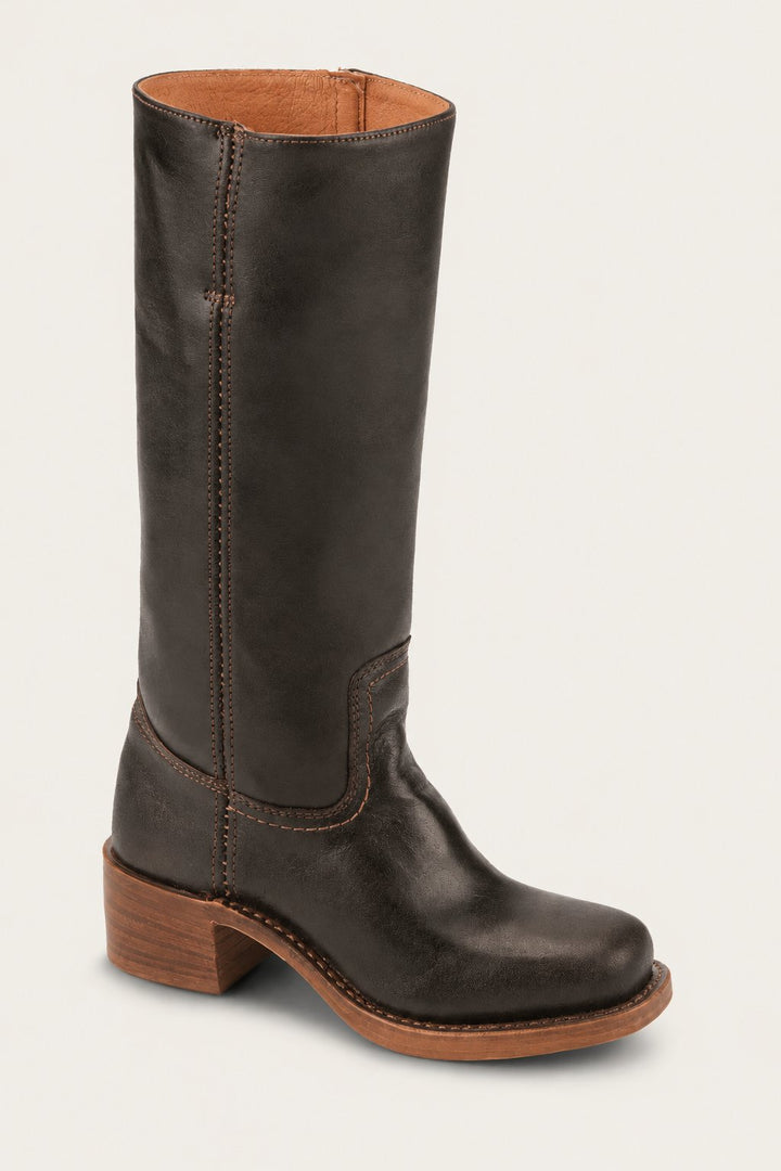 Elegante brune knehøye støvler i skinn, perfekte høstsko med stil og komfort for kvinner.