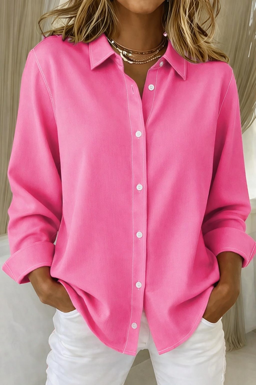 Dame oversized skjorte med klassisk krage, langermet for elegant og avslappet stil. Allsidig for kontor og fritid.