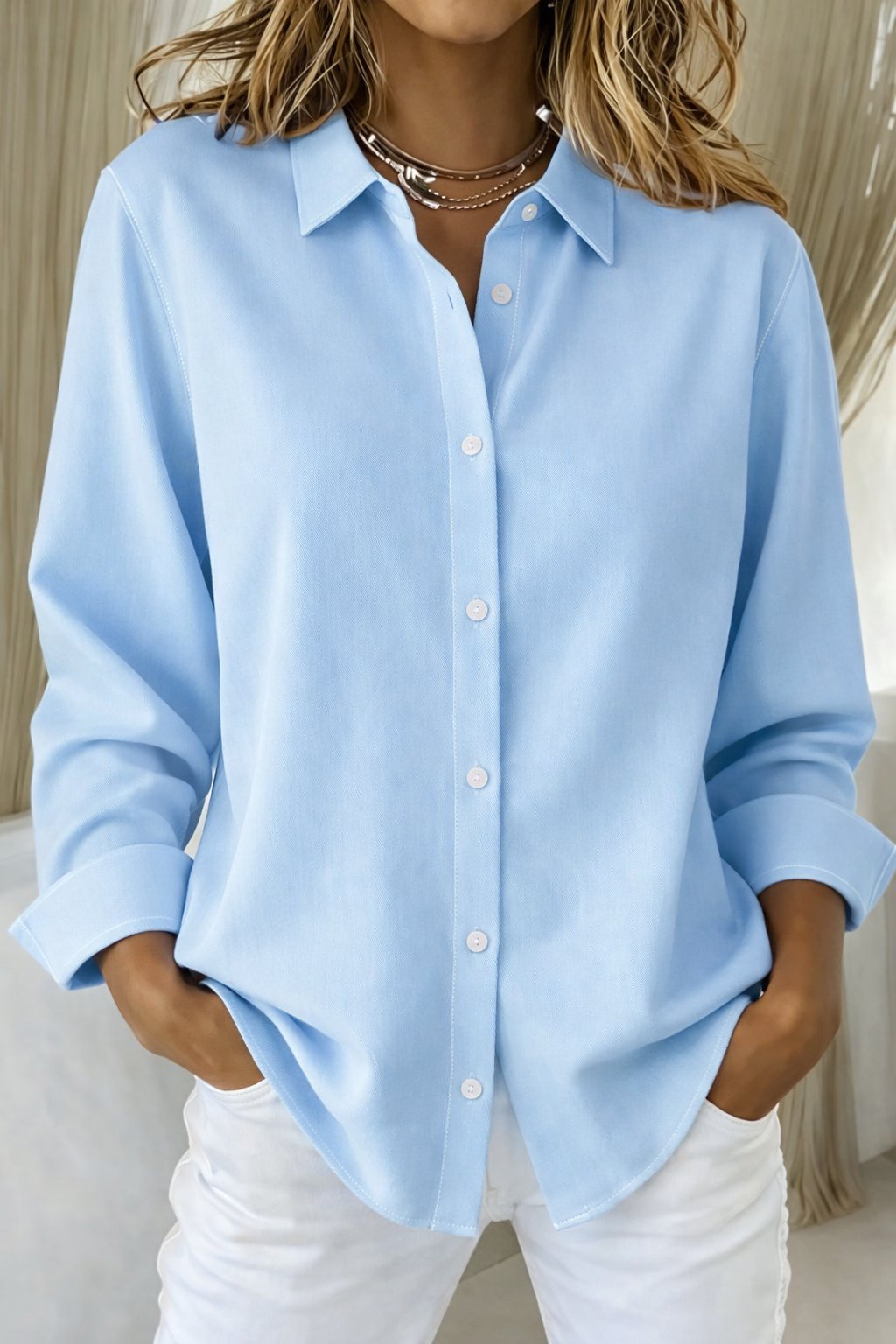Feminin oversized dameskjorte med langermet design og klassisk krage. Allsidig plagg for moderne mote og stil.