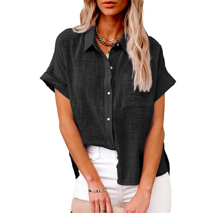 Moderne damebluse i lett stoff, kortermet med en stilfull brystlomme, ideell for en komfortabel sommer.