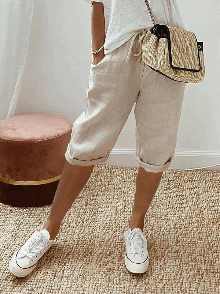Stilfulle bermudashorts for kvinner i lin med snor. Perfekt sommershorts for strand og hverdag.