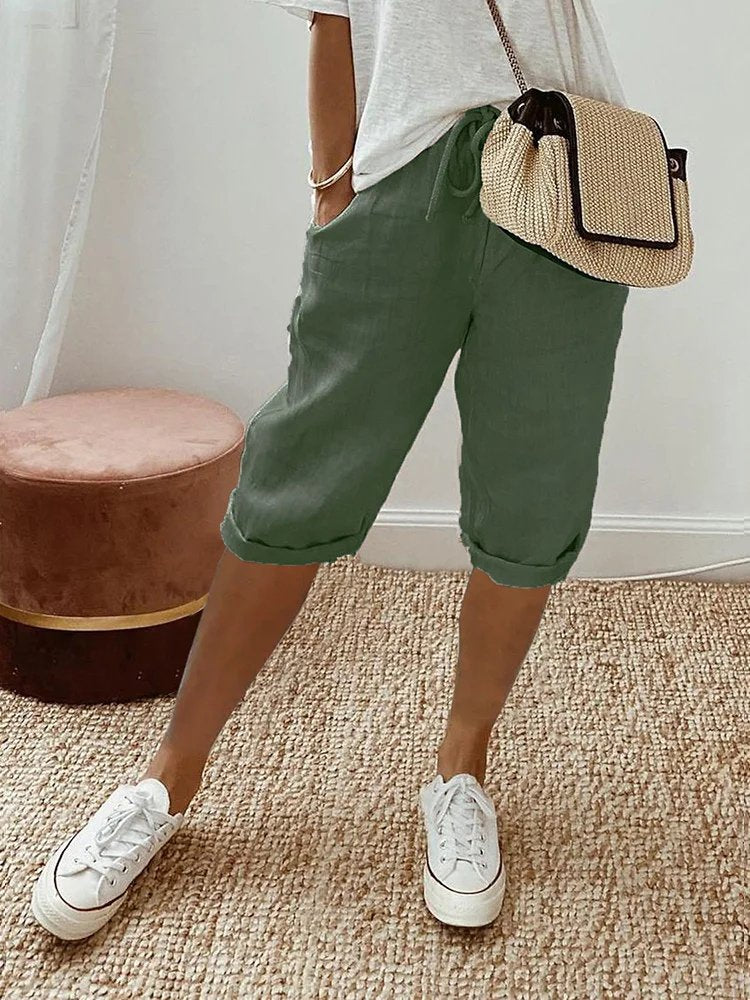 Komfortabel lin bermudashorts med snøring for kvinner. Lett og pustende fritidsshorts, ideell for varme sommerdager.