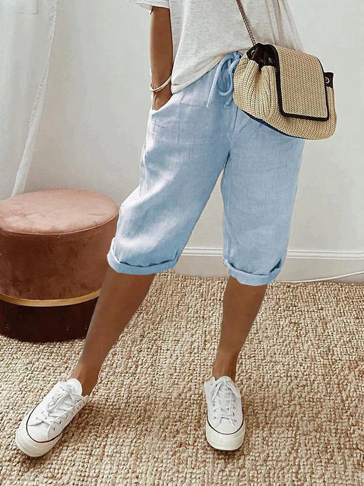 Dameshorts: Kvinne bermudashorts i lin med snor. En allsidig og lett sommershorts for damer.
