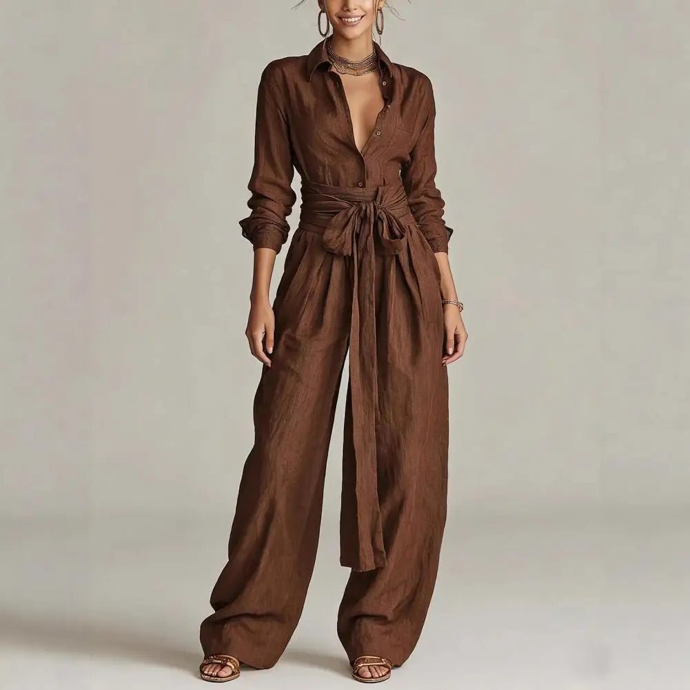 Komfortabelt co-ord sett i khaki for kvinner. Elegant skjorte og vide bukser med høyt liv, ideelt for sommer.