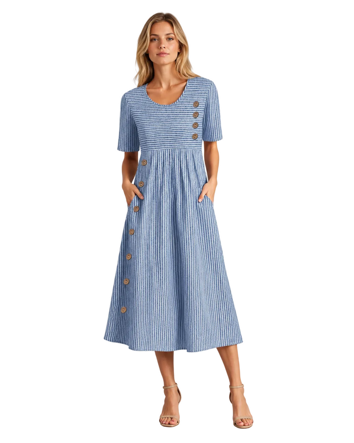 Stripet dame midikjole med 3/4-ermer og knappedetaljer. Komfortabel blå kjole perfekt for sommerens fritidsstil.