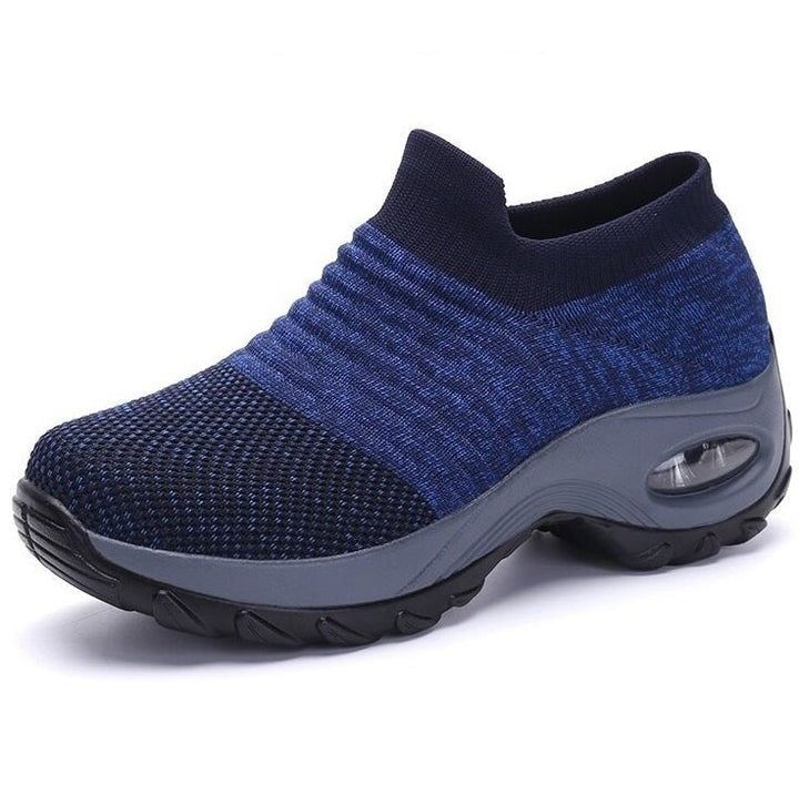 Frontbilde av svarte ortopediske slip-on sneakers for kvinner, viser minneskum innersåle.