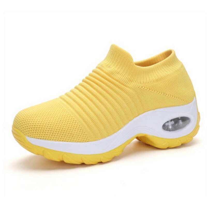 Sideprofil av svarte damesko. Ortopediske slip-on sneakers med støtdempende såle og minneskum.