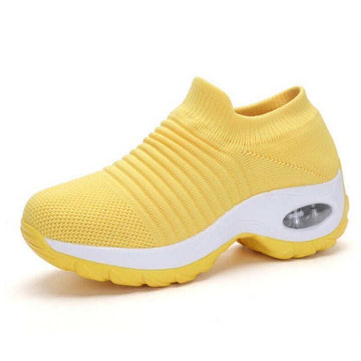 Sideprofil av svarte damesko. Ortopediske slip-on sneakers med støtdempende såle og minneskum.