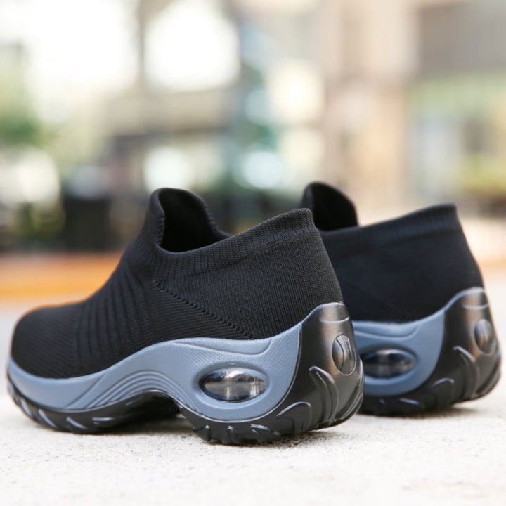 Bakside av svarte ortopediske kvinnesko, slip-on. Ergonomisk passform med komfortabelt minneskum.