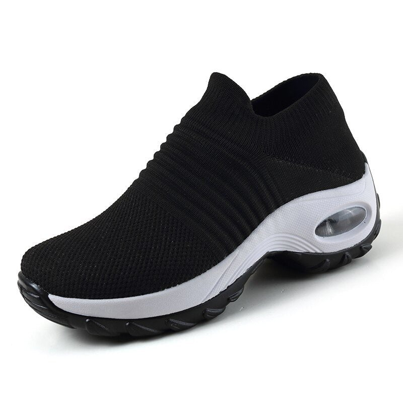 Svarte ortopediske damesko i slip-on modell med mykt minneskum, perfekt som arbeidssko.