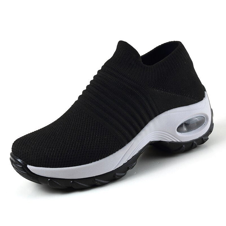 Svarte ortopediske damesko i slip-on modell med mykt minneskum, perfekt som arbeidssko.