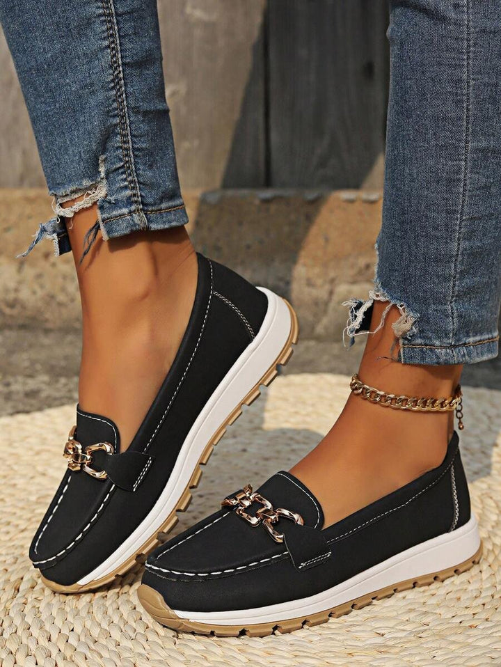 Ortopediske kvinne loafers, slip-on flate sko med elegant gullspenne og sklisikker såle.