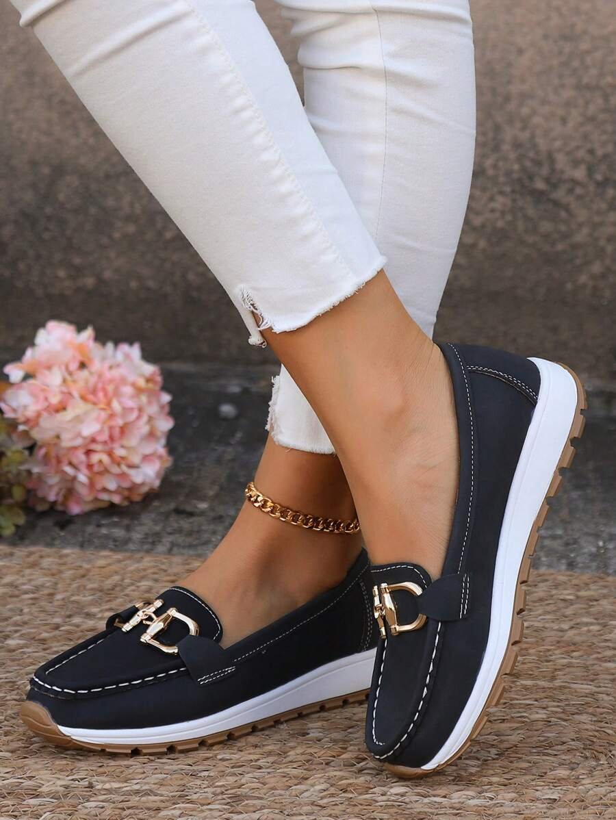 Kvinne ortopediske loafers, elegant slip-on med gullspenne og sklisikker såle for komfort hele dagen.