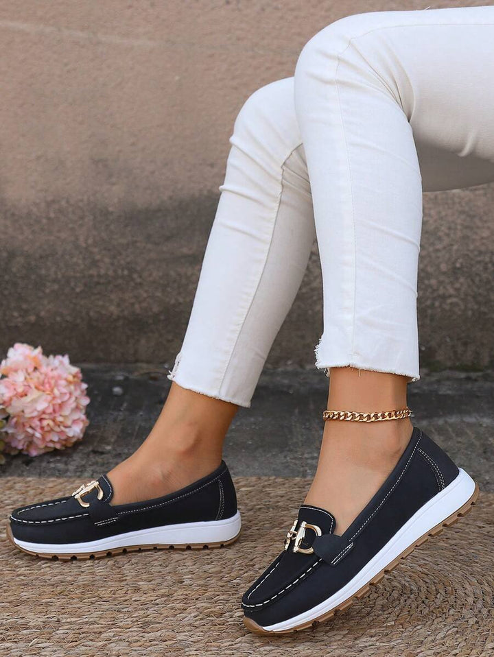 Brune elegante ortopediske loafers for kvinner, flate hverdagssko med gullspenne og sklisikker såle.