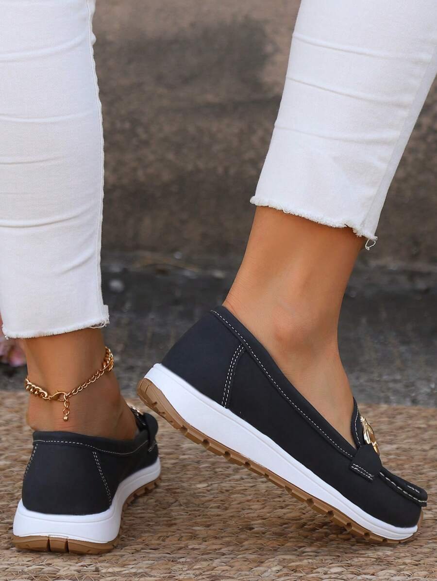 Marineblå kvinne ortopediske slip-on sko med gullspenne, sklisikker såle og støttende komfort.