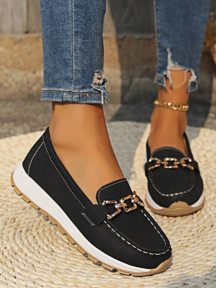 Elegante kvinne loafers i svart, ortopediske slip-on sko med gullspenne og sklisikker såle.