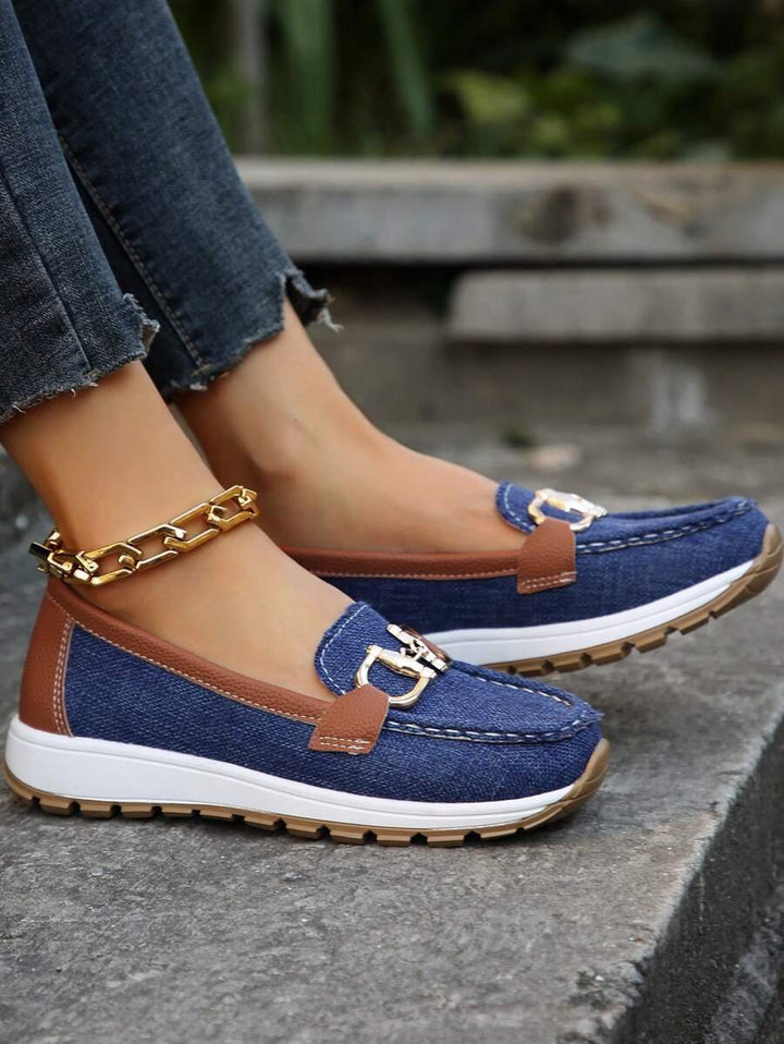 Grå kvinne ortopediske loafers, komfortable slip-on hverdagssko med gullspenne og sklisikker såle.