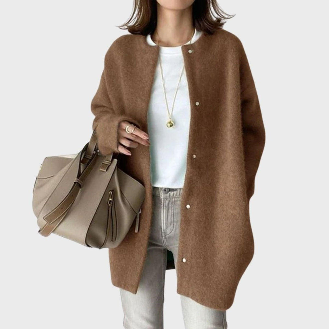 Moderne damecardigan, oversized stil med funksjonelle knapper. Gir varme og god komfort.