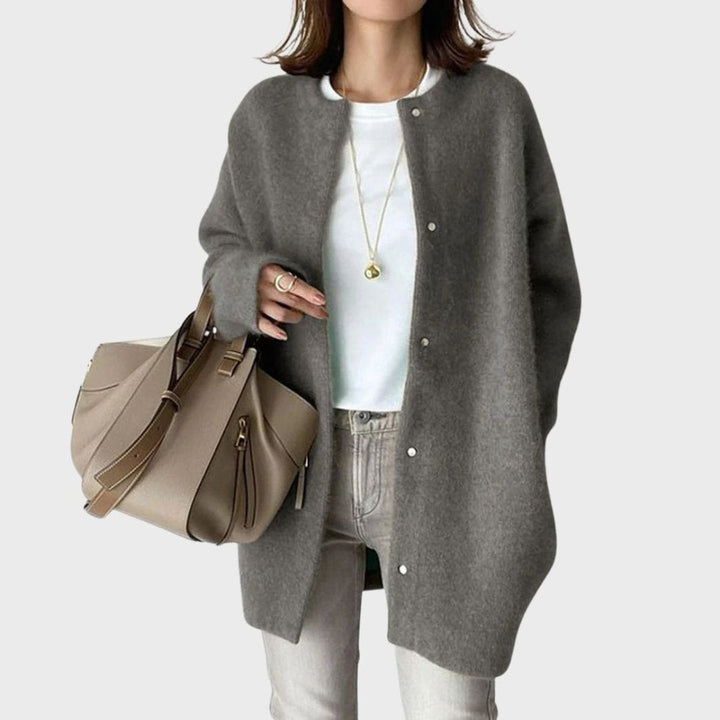 Myk og avslappet dame cardigan, oversized modell med knapper. Perfekt som hverdags ytterplagg.