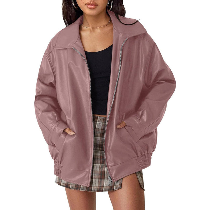 Dyp rosa oversized glidelåsjakke i urbanstil for damer. En moteriktig bomberjakke til hverdagsbruk.