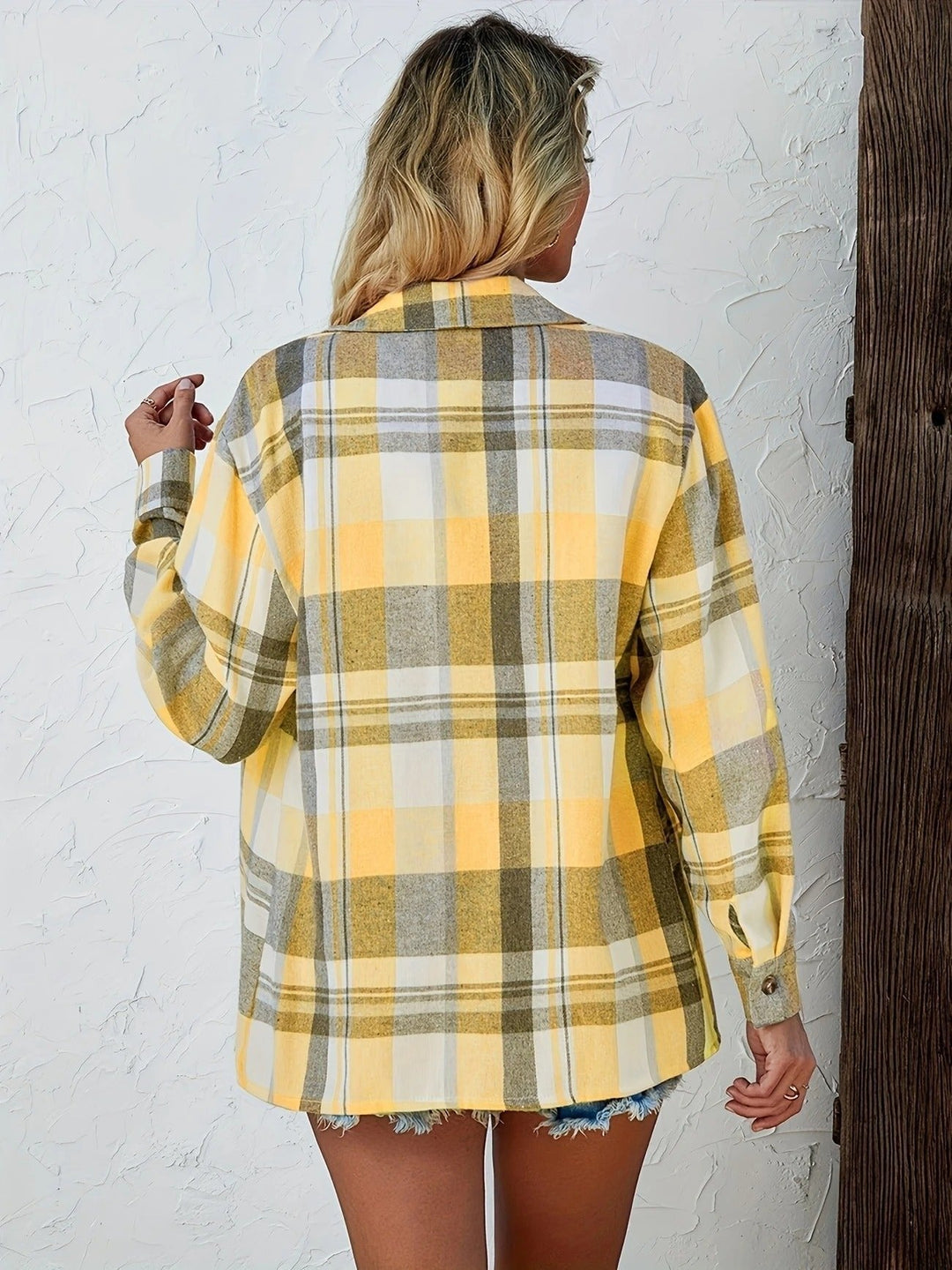 Dame i oversized rutete skjorte. Visning av passform og lengde for en avslappet stil.