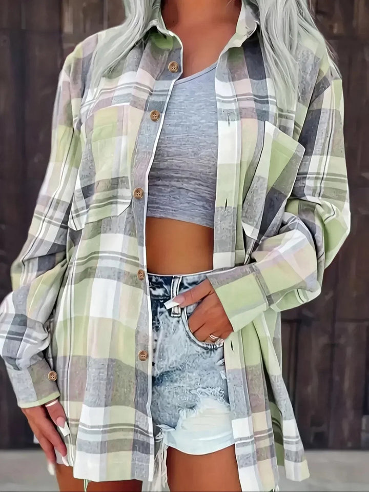 Oversized rutete skjorte åpen over en t-skjorte. Perfekt for lag-på-lag og casual hverdagsstil.