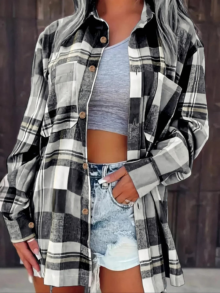 Dame oversized rutete skjorte i flanell. Langermet og ideell for kjølige dager med stil og komfort.