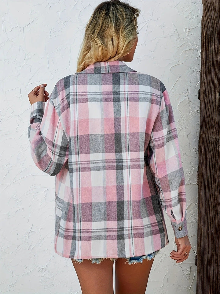 Dame oversized rutete flanellskjorte med klassisk design, perfekt for en komfortabel høstdag.