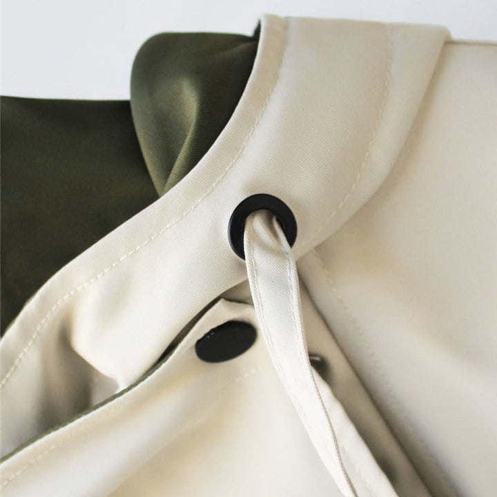 Vannavstøtende oversized trenchcoat for kvinner, en praktisk og stilfull regnjakke med dobbel krage.