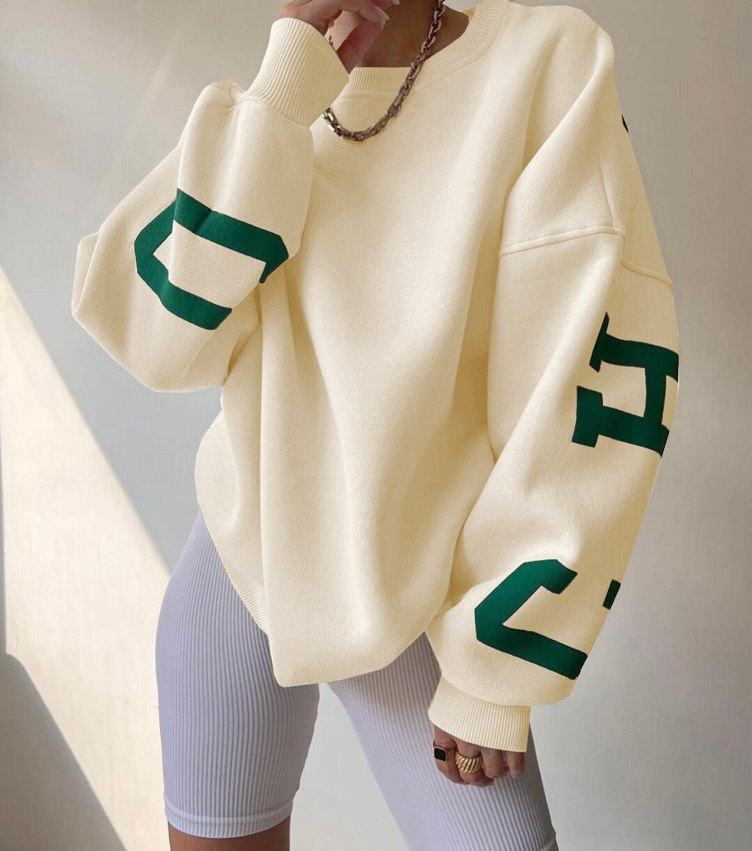 Dame oversized varsitygenser med trendy trykk, komfortabel streetwear-stil.