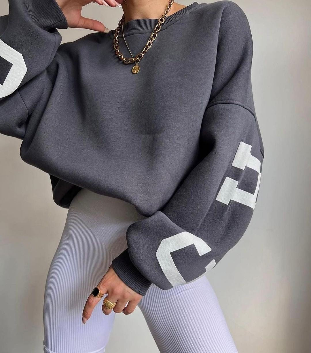 Komfortabel oversized varsity-genser for dame, med stilig grafisk trykk, ideell til hverdag.